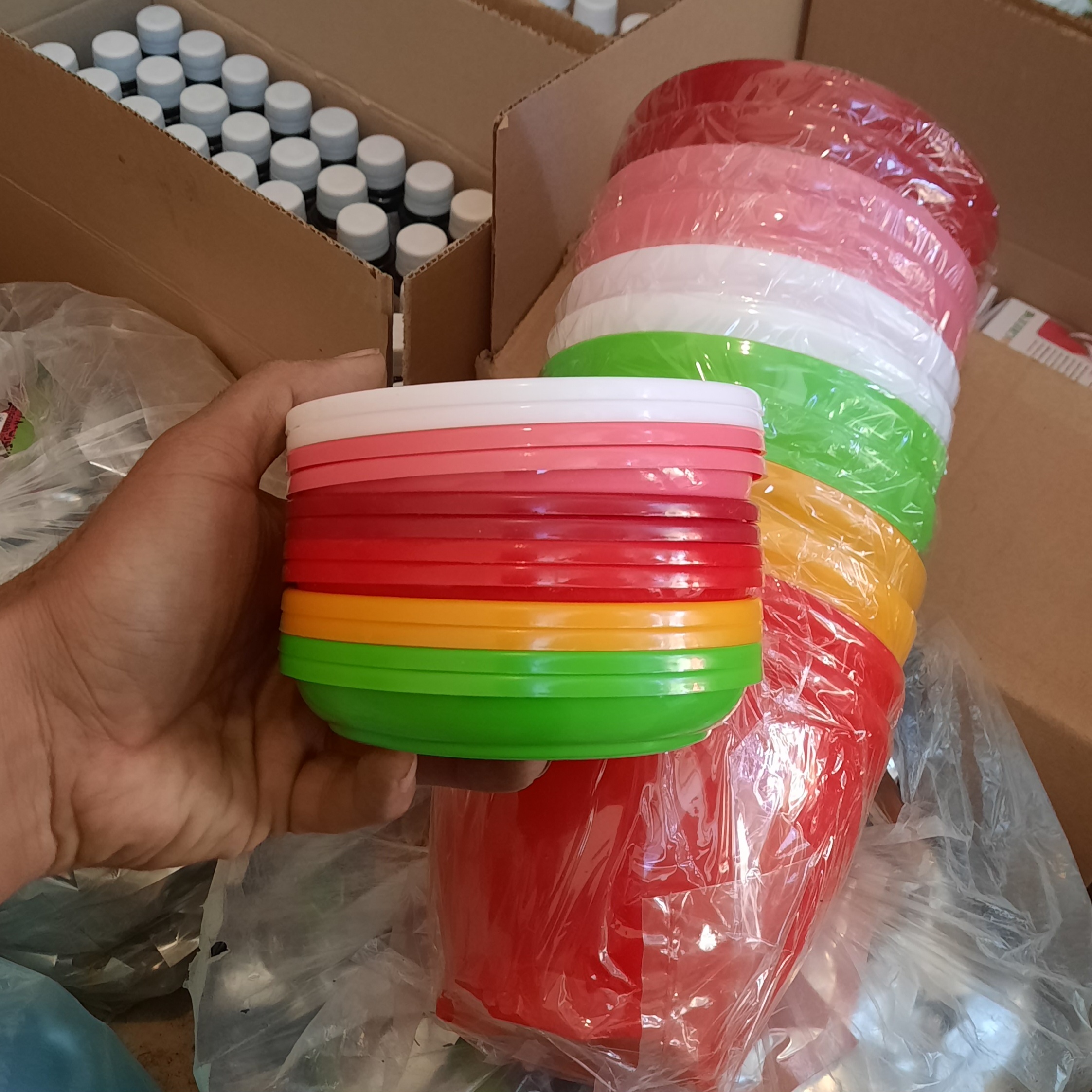 خرید عمده گلدون پلاستیکی سایز ۱۷ در رنگ بندی مختلف